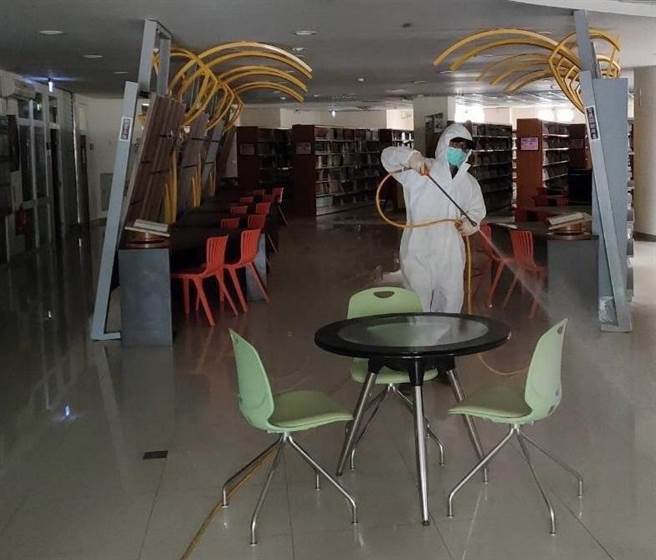 金門農工職校採檢結果證實虛驚一場。圖為環保人員在校園清消作業。（金門縣環保局提供）