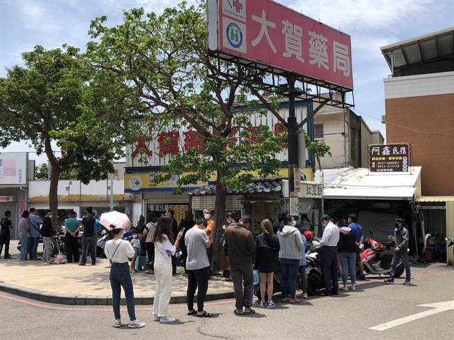 金門今天新增10名確診，快篩劑販售據點大排長龍。（李金生攝）