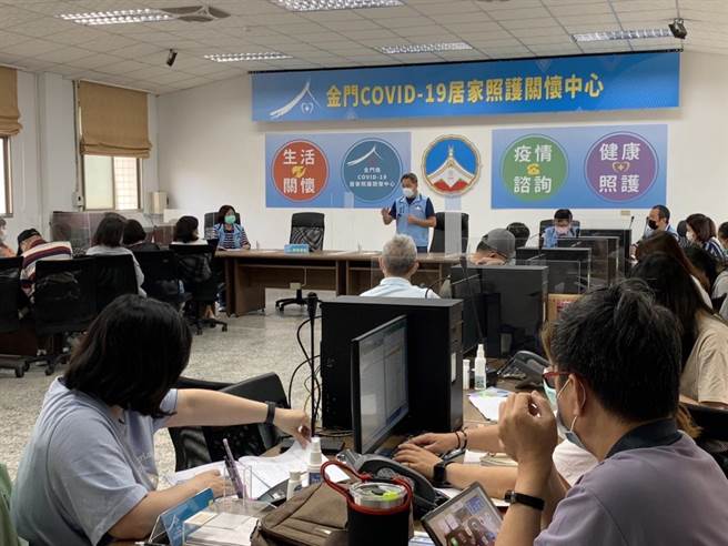 縣府開設居家照護關懷中心，廣徵退休教職員、醫護和志工人員加入服務行列，首批已有16人報到，今天上午完成講習訓練，預計下周一開始排班輪值。（縣府提供）	