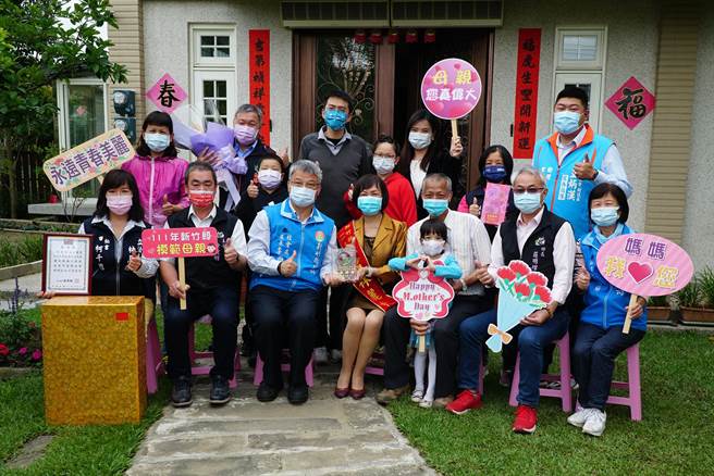 县府社会处长李国禄（左三）代表县长杨文科，致赠礼品给北埔乡模范母亲林丽秋（中）。（新竹县政府提供／罗浚滨新竹传真）