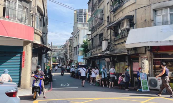 快篩之亂？板橋大排長龍  要等將近三小時