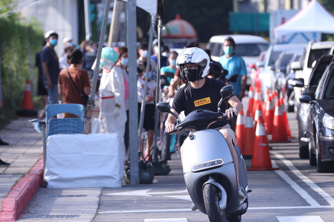 北士科車來速6日增設機車道，台北市長柯文哲表示會視情況延長服務時間。 許多民眾7日騎乘機車前往車來速做篩檢。（羅永銘攝）