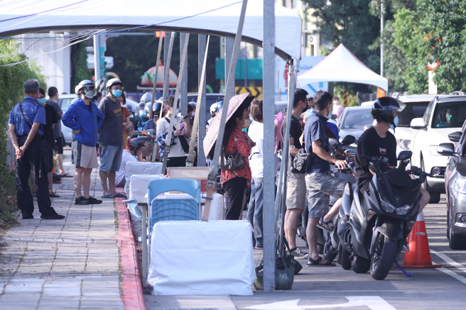 北士科車來速6日增設機車道，台北市長柯文哲表示會視情況延長服務時間。 許多民眾7日騎乘機車前往車來速做篩檢。（羅永銘攝）