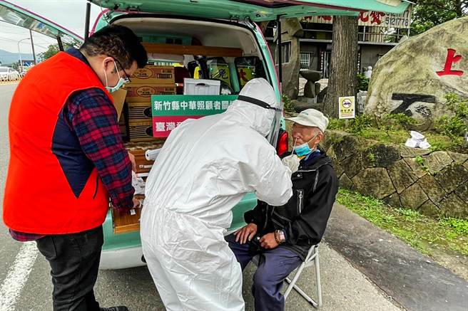 新竹縣中華照顧者關懷協會為街友做快篩，還發給500元獎勵金。（羅浚濱攝）
