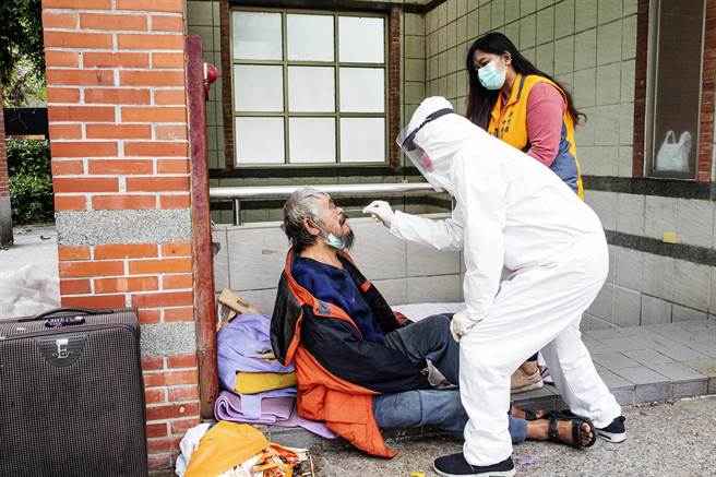 新竹縣中華照顧者關懷協會為街友做快篩，還發給500元獎勵金。（羅浚濱攝）