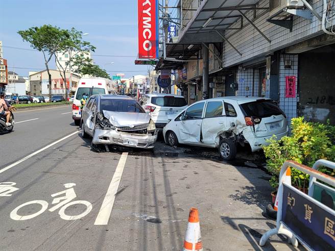 彰化市彰南路一段今天下午２点半左右发生一起车祸，１名年仅20岁的卢姓少年，驾驶自小客车行经彰南路时，疑似操作不当，造成车辆失控，连撞路旁4辆自小客车、2部机车。（翻摄彰化踢爆网／吴建辉彰化传真）