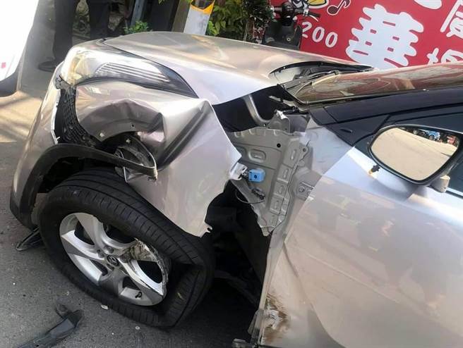 无辜遭波及的进口轿车车头几乎全毁，轮胎破裂轮框整个凹陷变形。（翻摄彰化踢爆网／吴建辉彰化传真）