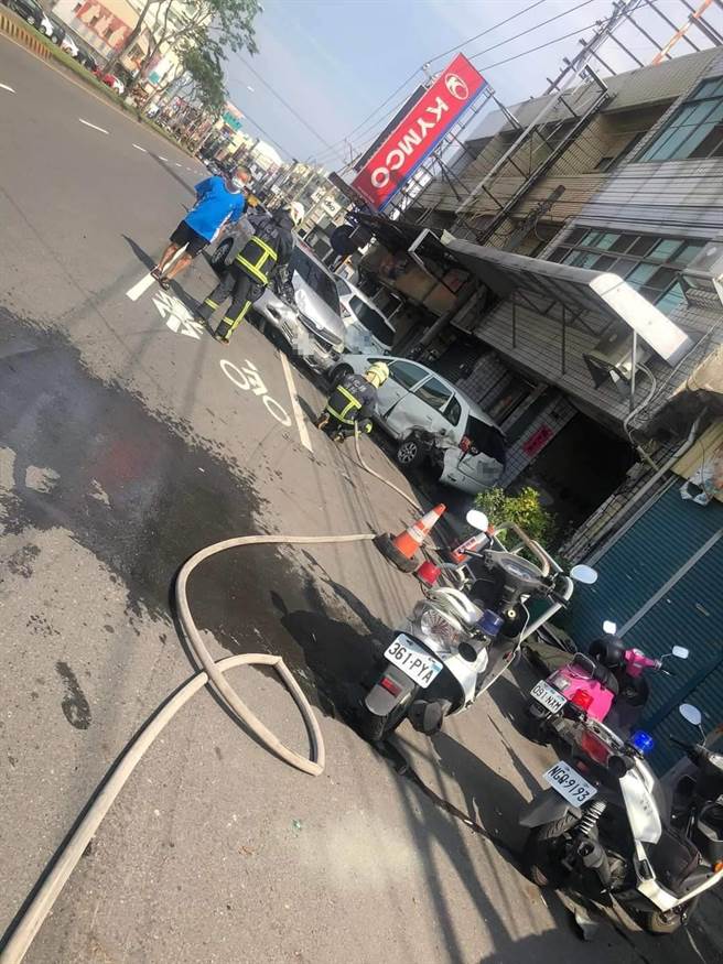肇事车辆还撞到路旁的自来水管线、瓦斯管线等，现场瀰漫浓浓瓦斯异味，警方不敢大意连忙通知消防局到场协助，所幸最后没有造成其他事故。（翻摄彰化踢爆网／吴建辉彰化传真）