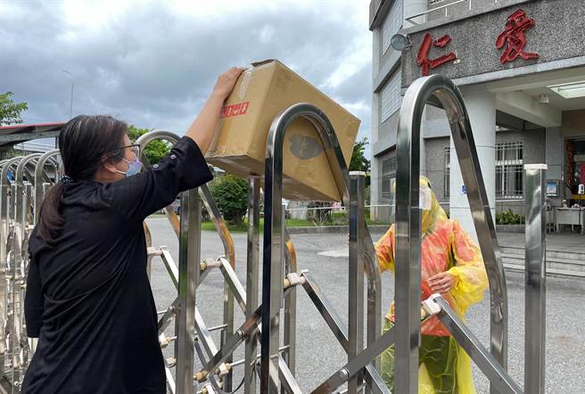 台东仁爱之家用雨衣代替防护衣，慈济急赠防疫装备。（慈济提供）