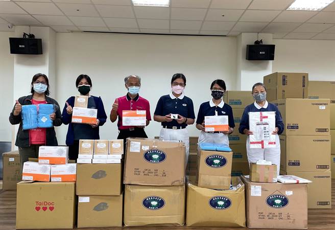 台东仁爱之家用雨衣代替防护衣，慈济急赠防疫装备。（慈济提供）