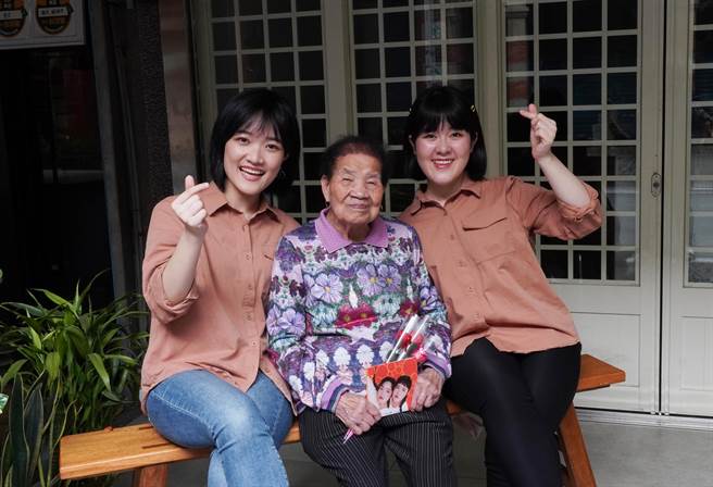 姊姊亦彤（左）与妹妹亦岑（右）陪奶奶一起过节。（大赏门文化提供）