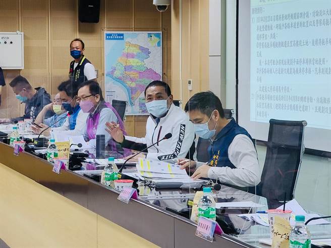 新北市长侯友宜与市府团队至淡水区与里长座谈。（新北市民政局提供）