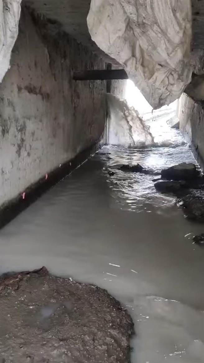大园圳头社区一处水沟涵洞内排出灰白色液体。（徐其万提供／蔡明亘桃园传真）