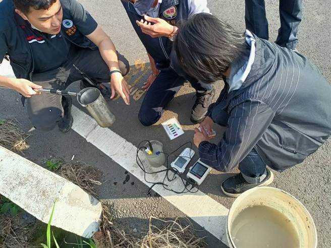 环保局接获通报后，立刻派员到滨海路二段92巷排水沟查验。（徐其万提供／蔡明亘桃园传真）
