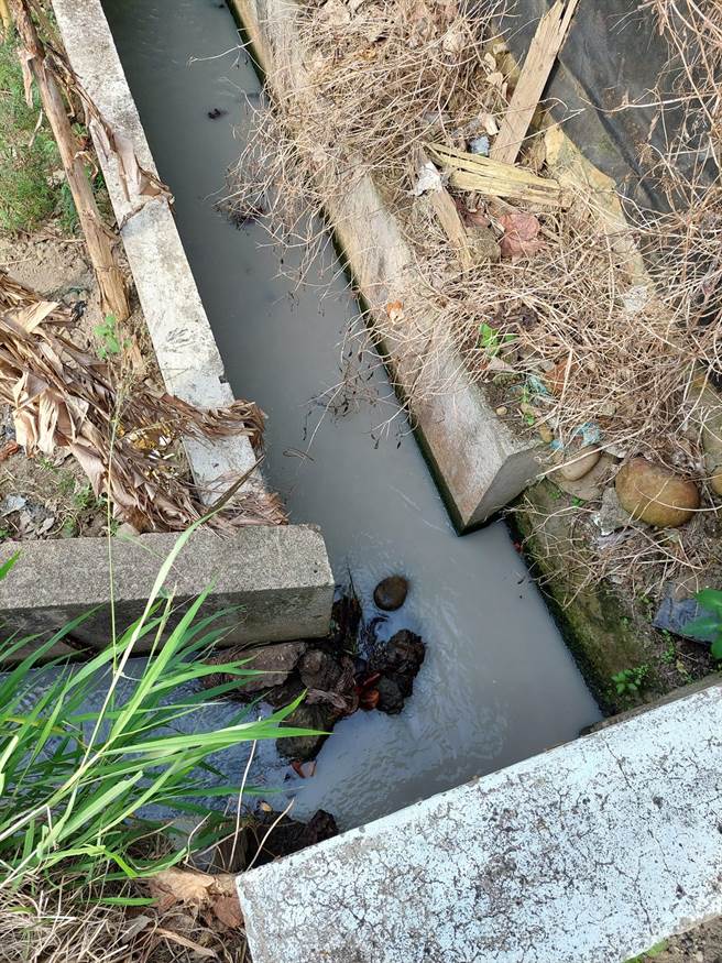 造纸厂业者坦承，因疏失才导致含浆废水意外排出。（卓荣腾提供／蔡明亘桃园传真）