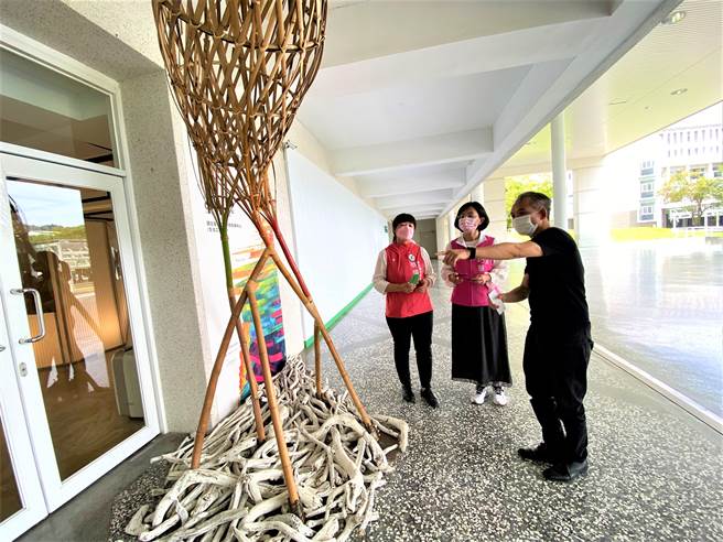 民进党南投县长参选人蔡培慧（左起）7日与立委苏巧慧参访国立台湾工艺研究发展中心。（卢金足摄）