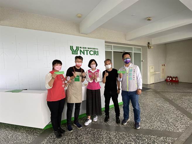 民进党南投县长参选人蔡培慧7日与立委苏巧慧参访国立台湾工艺研究发展中心。（卢金足摄）