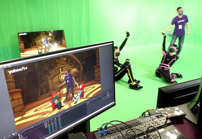 脸书母公司Meta6日宣布在台湾成立全亚洲第一座「元宇宙 XR Hub Taiwan」，展示多款AR与VR应用技术；而digiBlock C空间，亦设有资策会整合Yahoo TV、新月映像、科码新媒体等业者，共同投入的「沉浸式内容拍摄实验室」，图为工作人员模拟拍摄情境。（赵双杰摄）