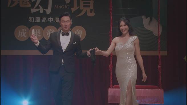 谢祖武张本渝神情开心幸福彷佛重回高中恋爱时期。（华视提供）