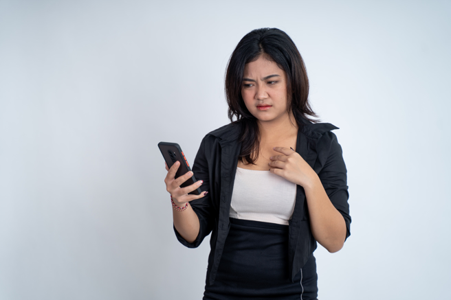 男子说女子说要不要到他家过夜，女子说不约炮，回到家她就收到讯息「装什么清纯，X子，你该不会自以为条件很好吧？笑死」。（示意图，达志影像/shutterstock）