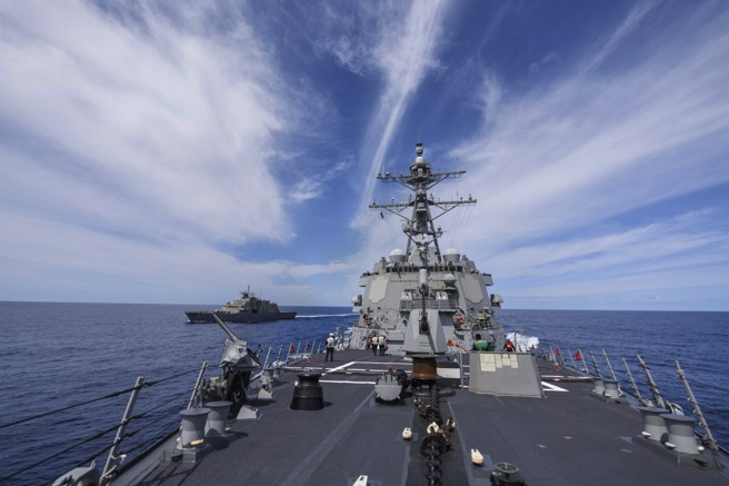 「苏城号」（左）已部署至欧洲海域，不过该舰可能在服役仅仅6年后便惨遭退役。（图／DVIDS）