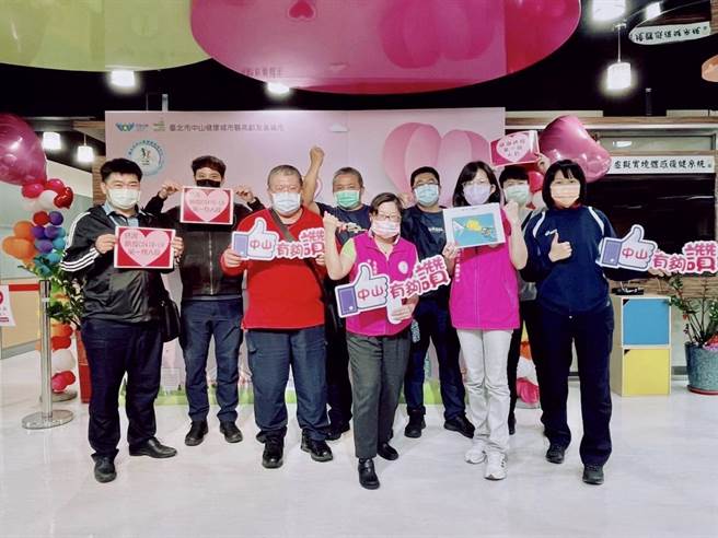 北市保安警察大隊投入中山區健康服務中心防疫工作，協助醫護人員各項防疫作為。(翻攝照片／林郁平台北傳真）