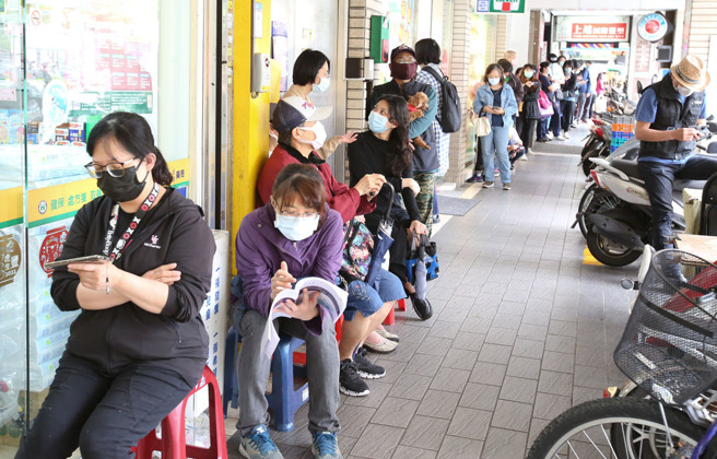民眾争相排队购买快筛试剂，许多药局供不应求，造成不少人买不到试剂。（陈俊吉摄）