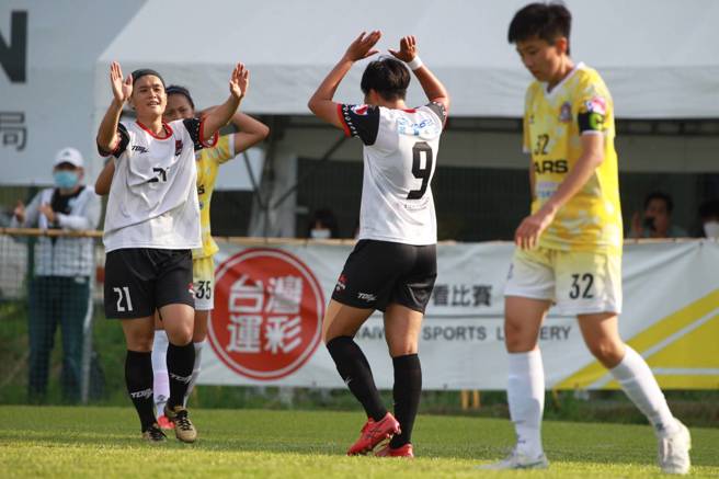 花莲林凯玲（左）、谭汶琳（右二）7日先后攻破桃园战神大门。（中华足协提供）