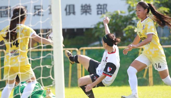 花莲林凯玲（右二）在背对球门的情况下展现腰力，以精彩倒鉤攻破桃园战神大门。（中华足协提供）