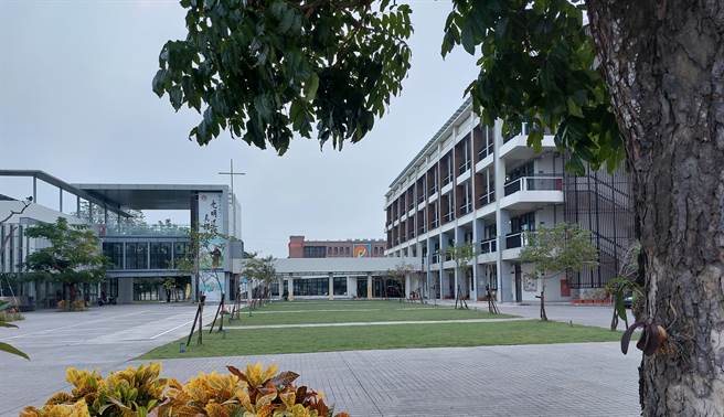 台南市黎明高级中学校园改建以绿建筑为目标，融合教会特色，保留老树原有生态，获2022建筑园冶奖「校园建筑景观类」奖。（罗家强提供／刘秀芬台南传真）