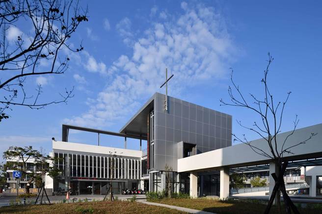 台南市黎明高级中学校园改建以绿建筑为目标，融合教会特色，保留老树原有生态，获2022建筑园冶奖「校园建筑景观类」奖。（罗家强提供／刘秀芬台南传真）