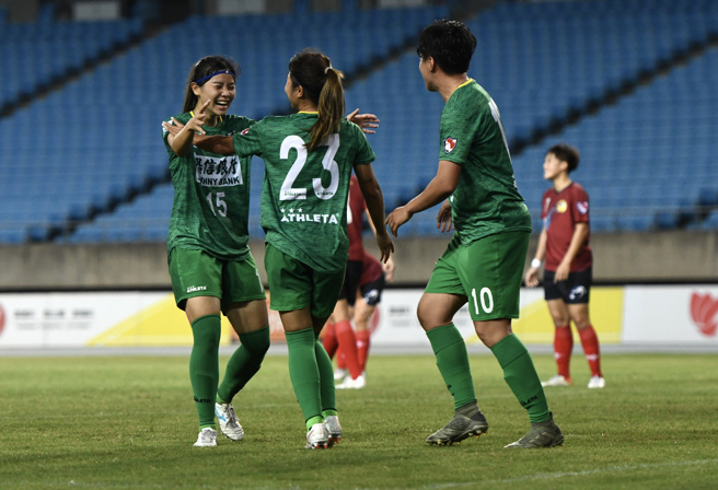 高雄阳信何宣宜（左二）在上半场攻入追平球，与队友汤咏晴拥抱庆祝。（中华足协提供）