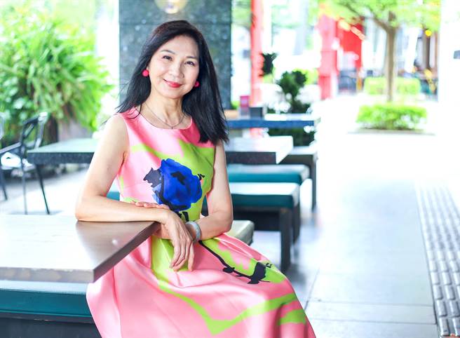 小百合除了推出新專輯，也將於6月11日舉辦「青春終不悔」演唱會。（粘耿豪攝）