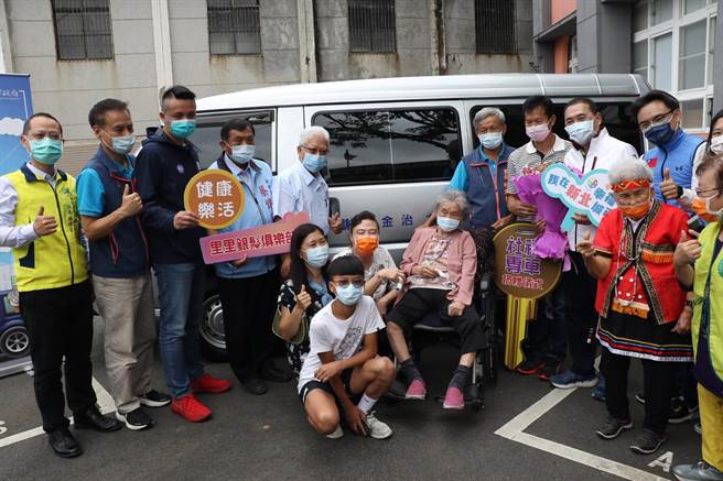 谢坤树（后右3）感念养育以母之名捐社福专车，市长侯友宜到场见证（后右2）。（新北市社会局提供）