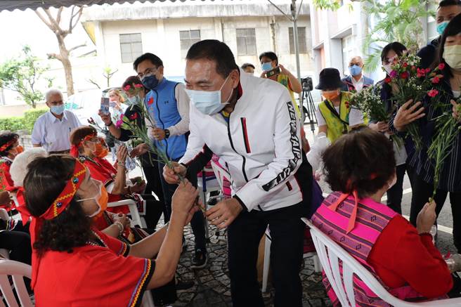 侯友宜致赠据点长辈康乃馨，预祝母亲节快乐。（新北市社会局提供）
