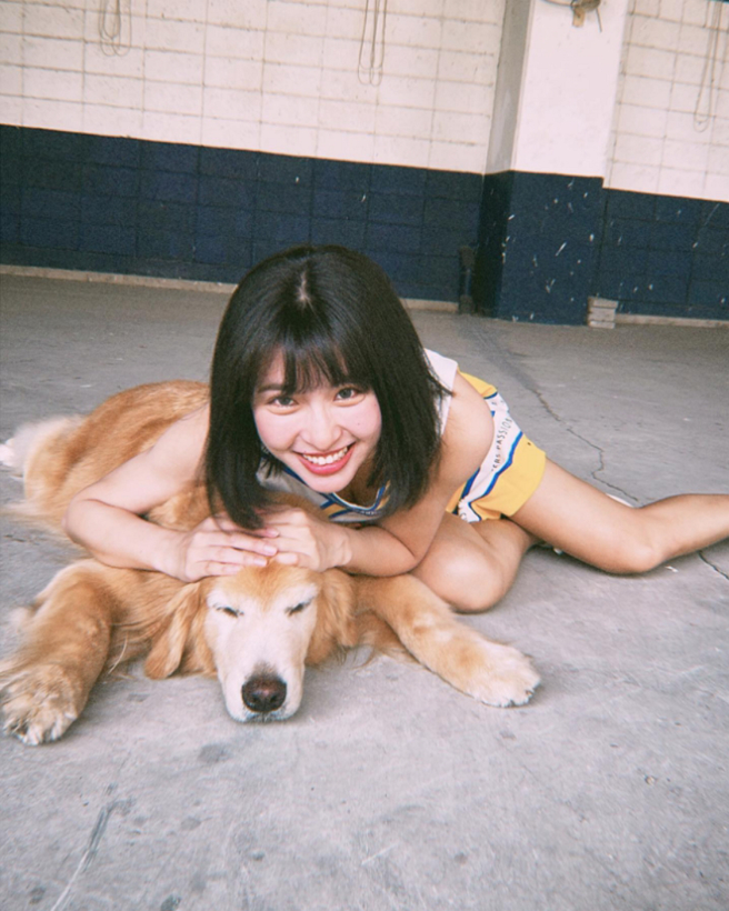 峮峮趴地玩狗狗时，美胸走光让网友害羞认了想一直放大看。(图/ 摘自峮峮-吴函峮脸书)