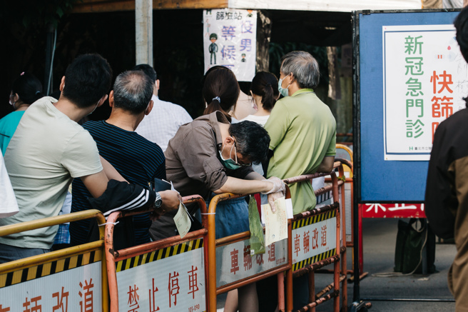 一名男网友查看世界实时统计数据《Worldometer》公布数据，发现台湾昨天的单日确诊数竟是亚洲第一。图为民眾排队等候筛检。（图／郭吉铨摄）