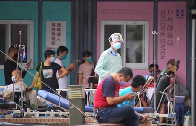 近日本土疫情升温，许多民眾因快筛阳涌入急诊，造成大量的医护人力投入在快筛阳及确诊的轻症病人上，甚至导致重症病人无人急救最后身亡。（示意图／本报资料照片）