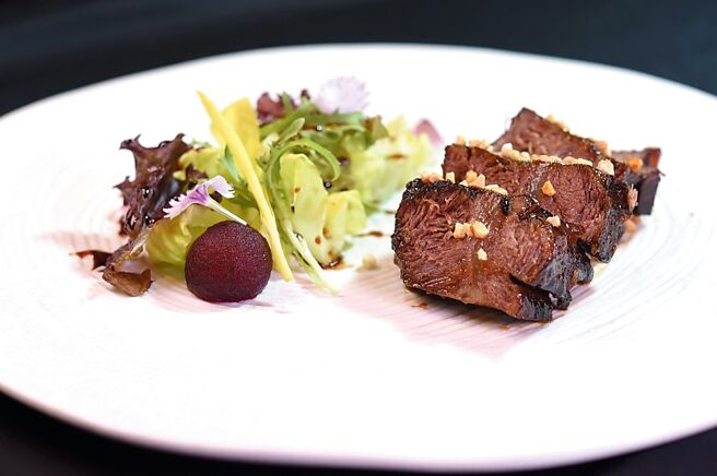 〈櫻桃木燻澳洲和牛頰〉圖／姚舜