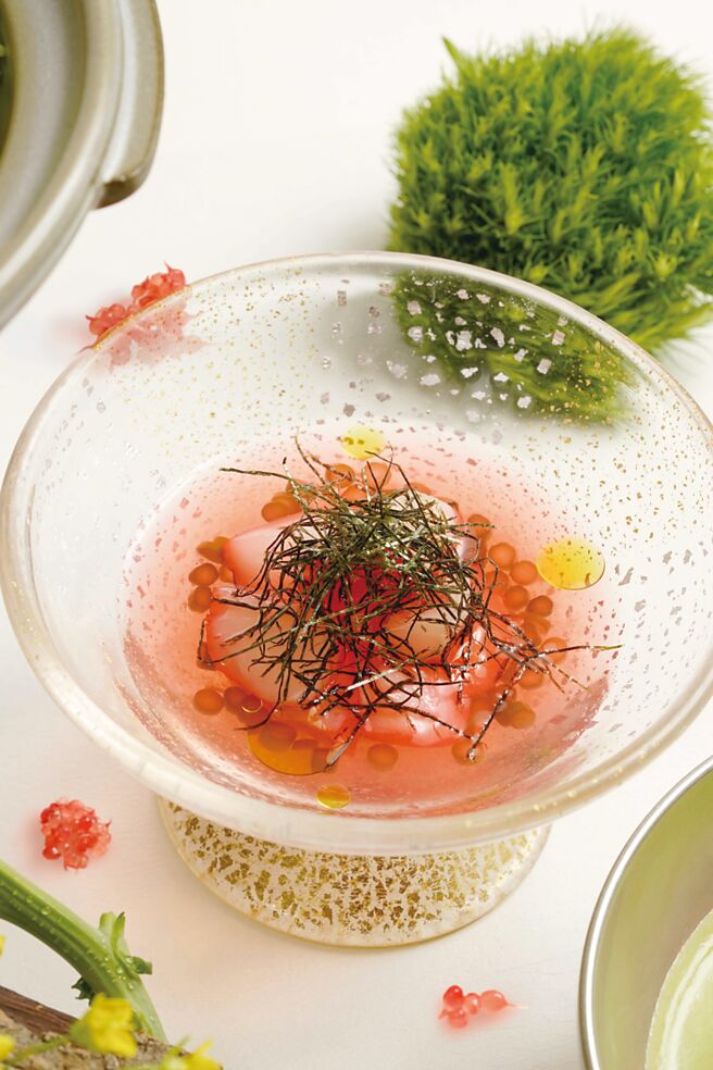 向付（生鱼片）「炙烧帆立贝」 图／日胜生加贺屋