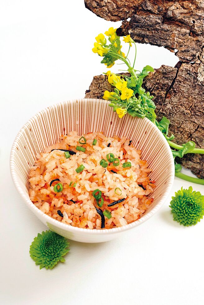 御饭物〈樱海老炊饭〉用胡麻油炒宜兰樱花虾和长崎长鹿角菜，再和日本越光米一起烹煮。图／日胜生加贺屋