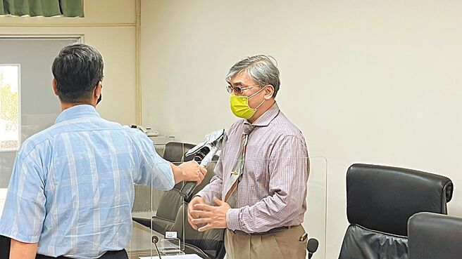 民进党籍立委范云6日举行记者会，指高苑科技大学让外籍生一周工作40小时，超过法定时数。高苑科大校长赵必孝（右）接受媒体联访，说明情况。（校方提供）