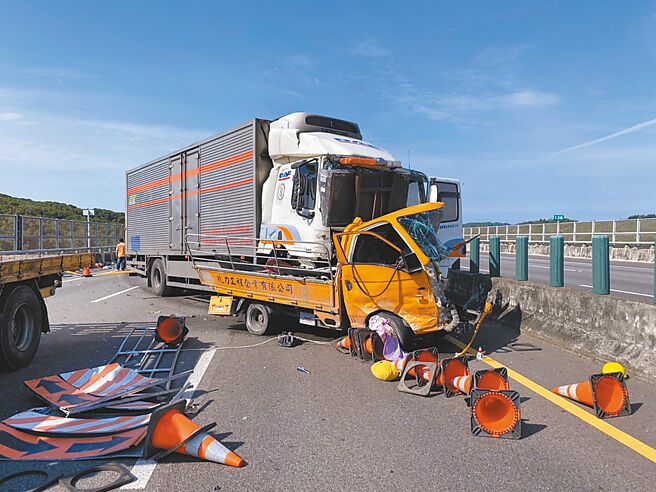 1辆载着5万剂快筛试剂的厢型大货车，6日沿国道3号南下至苗栗县西湖乡路段不慎追撞2部施工车，造成2死3伤。（读者提供／谢明俊苗栗传真）