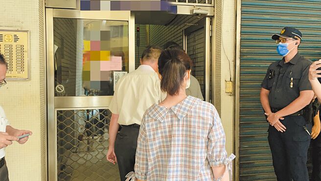 高雄苓雅区林森二路一栋大楼惊传凶杀命案，警方发现37岁吴姓男子陈尸女性友人姚女住处的浴室，身上有多处刀伤且血迹四溅，不排除为他杀，检察官也到场勘验。（洪靖宜摄）