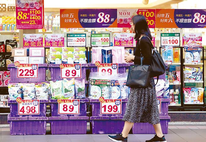 昨新台币贬至22个月新低，响起下探30元警报，进口成本将上升，恐引发国内下半年输入性通膨。（郑任南摄）