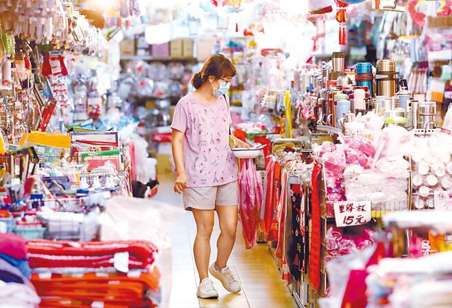 台币再贬对于通膨雪上加霜，未来如果央行升息，会削弱家庭需求，下半年恐怕会出现「停滞性通膨」。（郑任南摄）