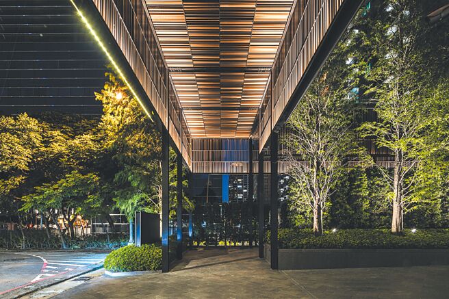 拥有府会园道1号烫金门牌的超豪宅「宝玺天睿」，规画融入大量绿景。（宝玺提供）