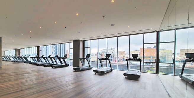 本土疫情大爆发，打造「会呼吸」的商办才是防疫王道。（王莫昀摄）