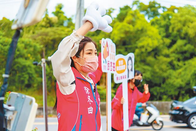徐冬曲不参加蓝营党内初选，以站路口方式争取宝山民眾支持，将以无党籍身分和邱振玮对决宝山乡长。（罗浚滨摄）