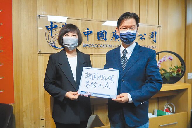 立委呂玉玲參與廣播節目，談論參選桃園市長的想法。（呂玉玲提供／蔡明亘桃園傳真）